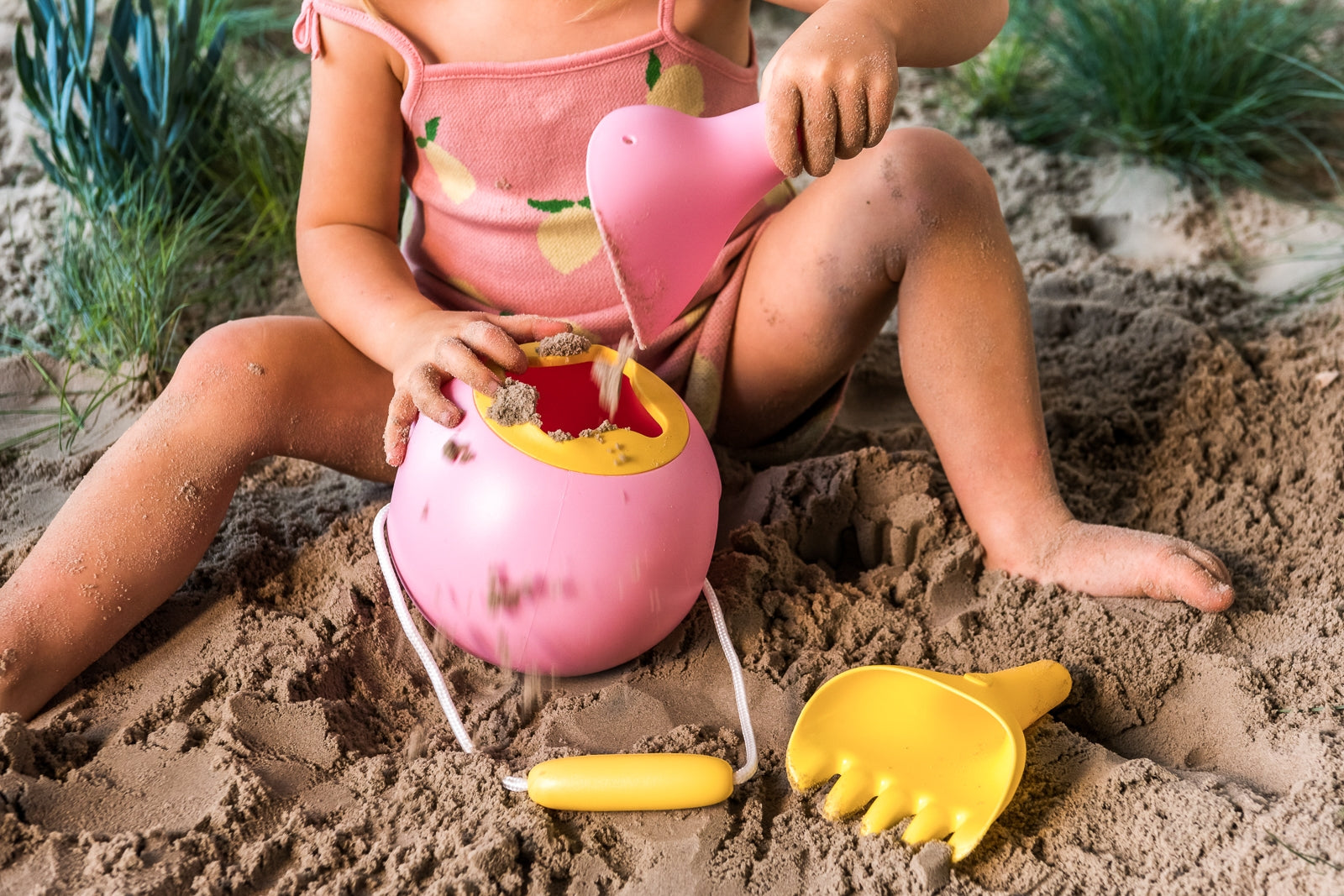 Raki 2-in-1 Rake and Digger | Banana Pink